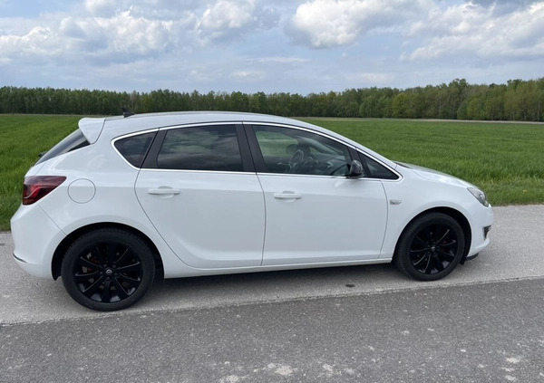 Opel Astra cena 33600 przebieg: 165000, rok produkcji 2013 z Puławy małe 781